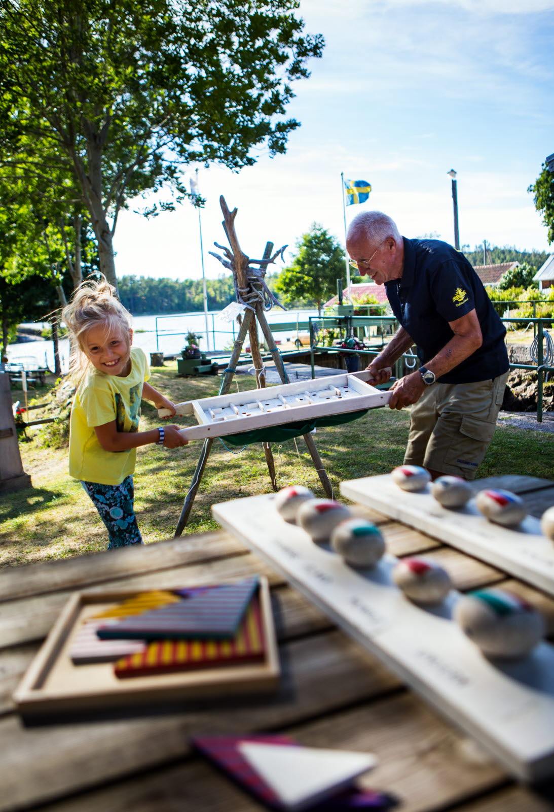 Flicka och man spelar spel i Håverud